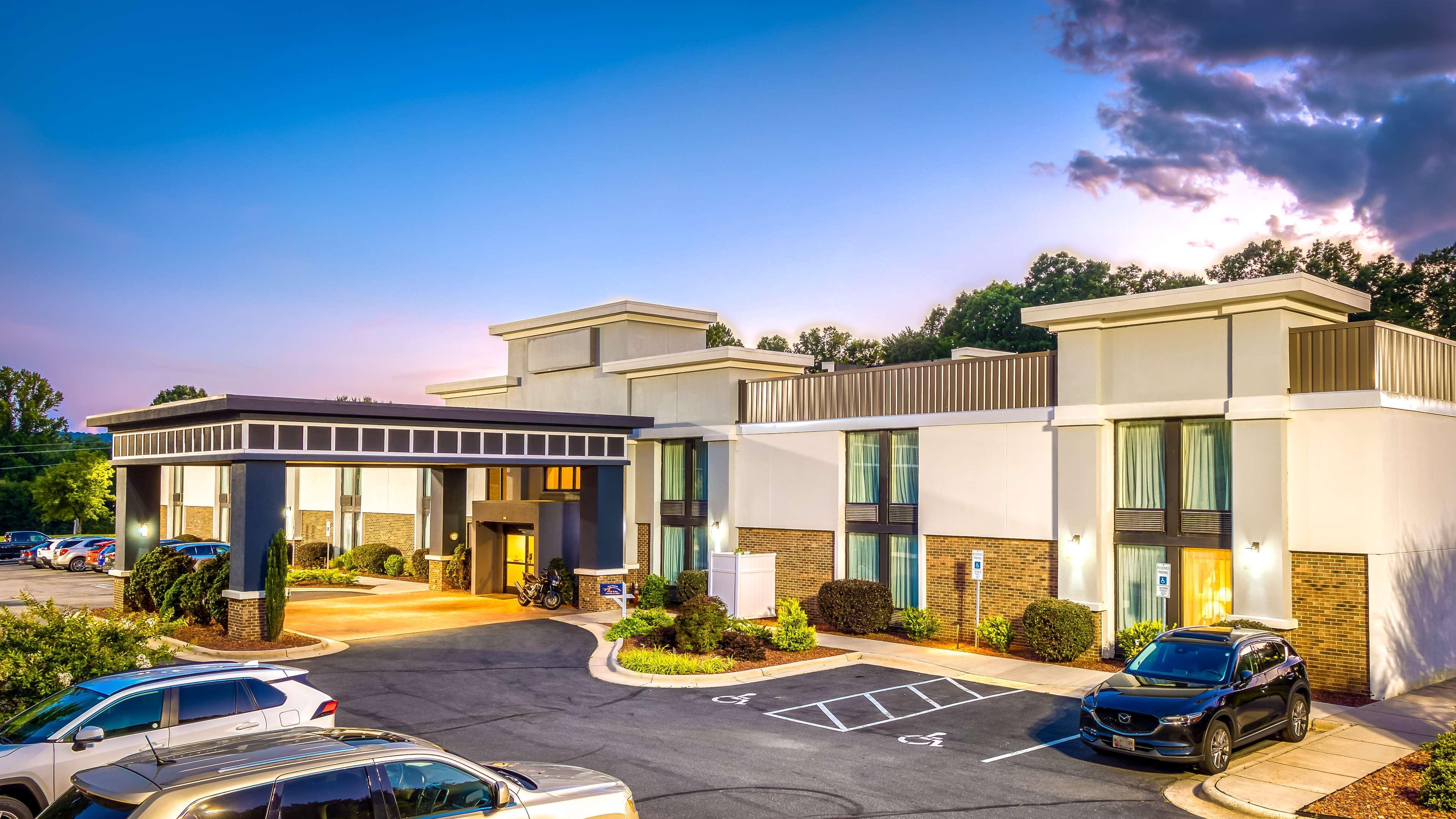 Best Western Plus Yadkin Valley Inn & Suites Jonesville Экстерьер фото