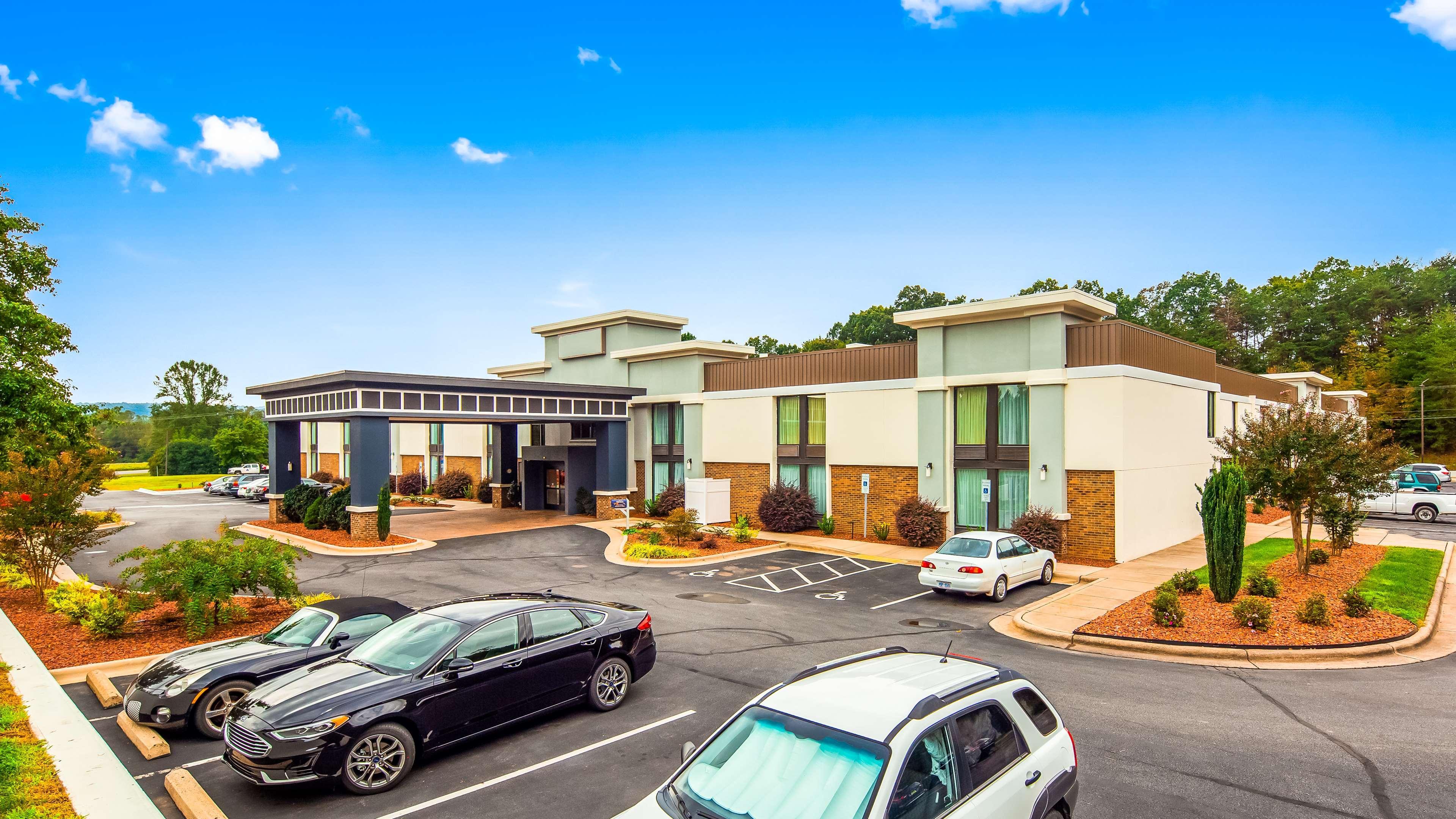 Best Western Plus Yadkin Valley Inn & Suites Jonesville Экстерьер фото