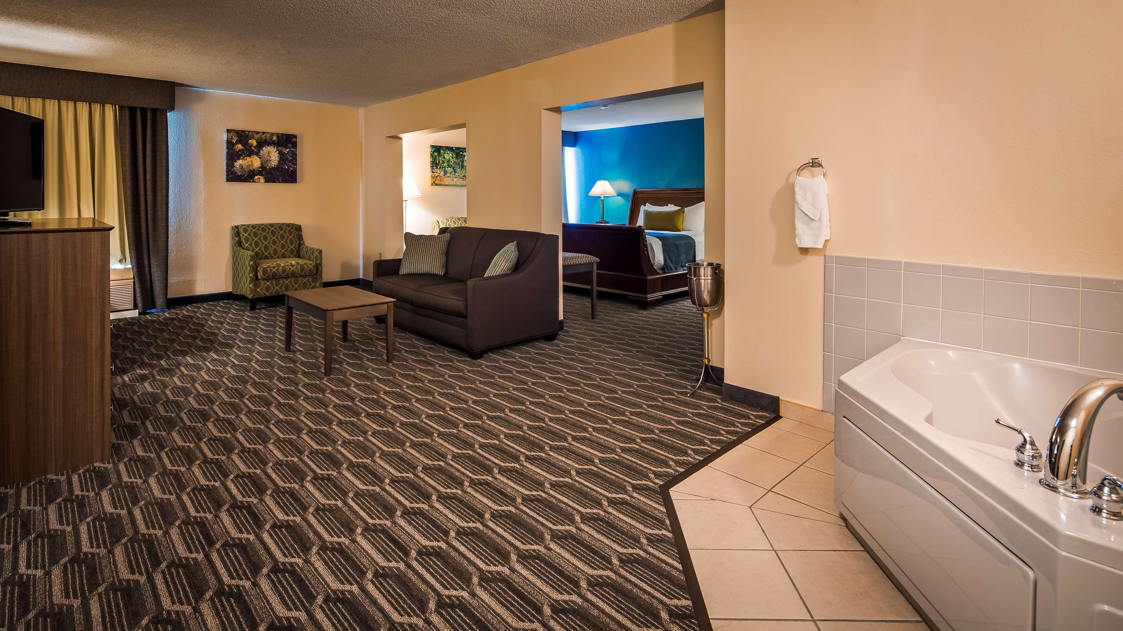 Best Western Plus Yadkin Valley Inn & Suites Jonesville Экстерьер фото