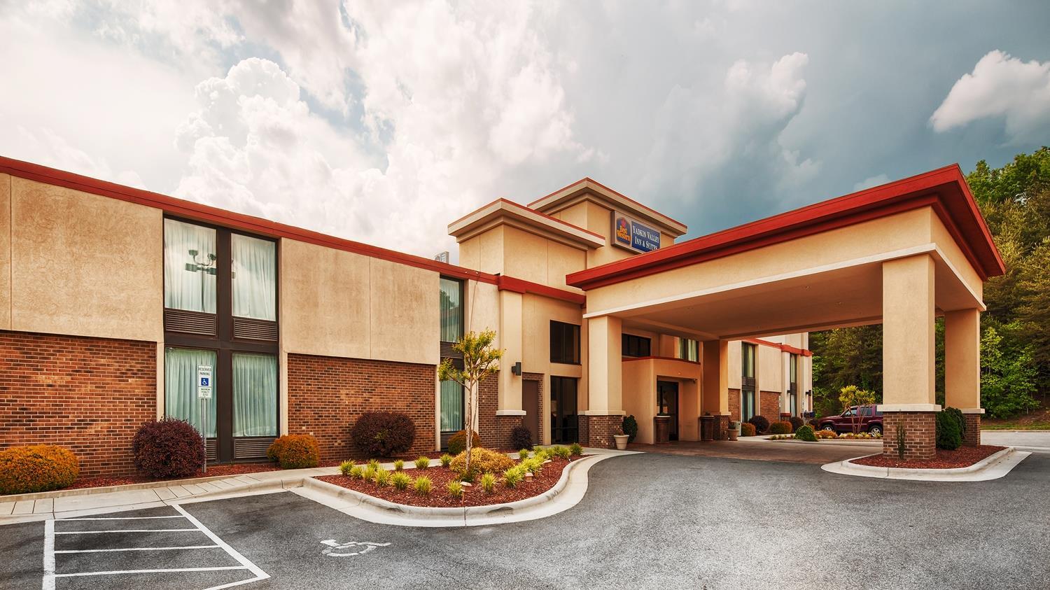 Best Western Plus Yadkin Valley Inn & Suites Jonesville Экстерьер фото