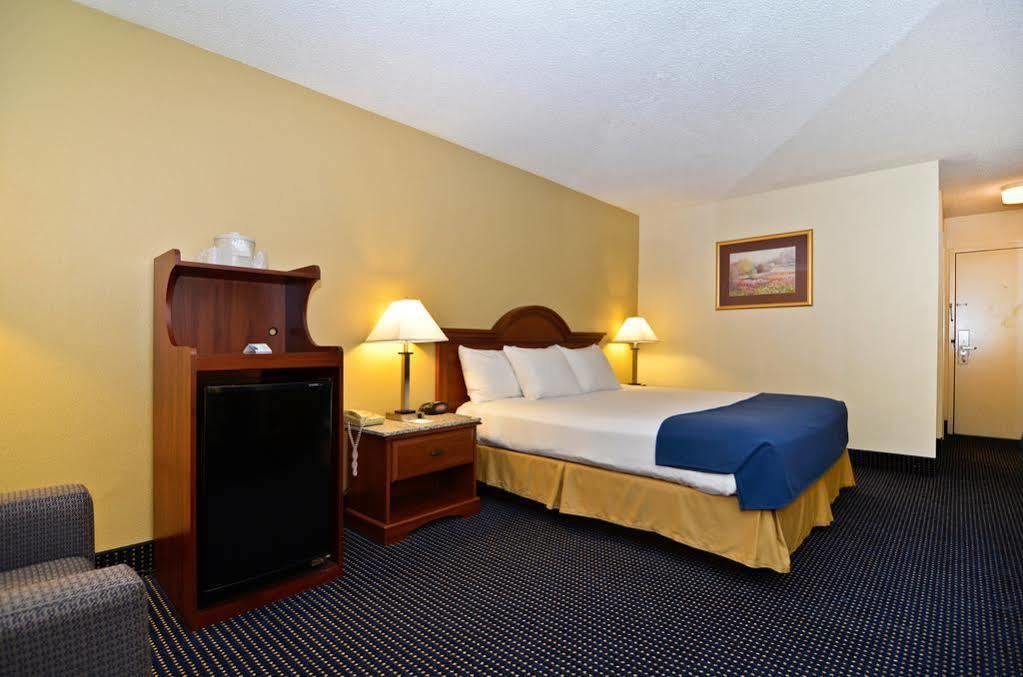 Best Western Plus Yadkin Valley Inn & Suites Jonesville Экстерьер фото